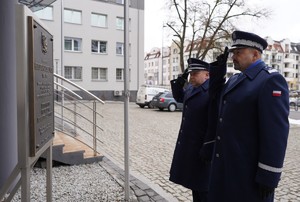 Funkcjonariusze podczas składania wiązanki kwiatów