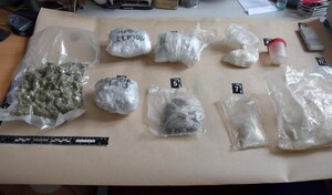 zabezpieczone narkotyki w woreczkach strunowych