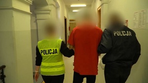 zatrzymany prowadzony przez policjantów
