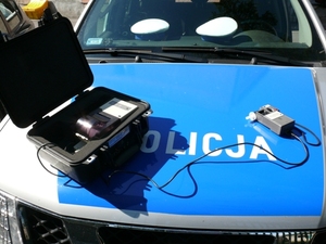 na pokrywie silnika radiowozu urządzenie do badania stanu trzeźwości