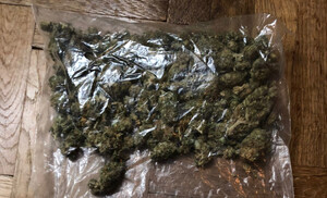 woreczek z zawartością zielonego suszu