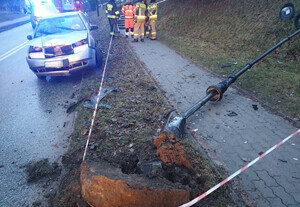 rozbity pojazd i latarnia