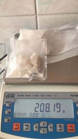 biały proszek w woreczku