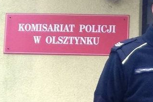 Tablica z napisem Komisariat Policji w Olsztynku umieszczona na ścianie budynku