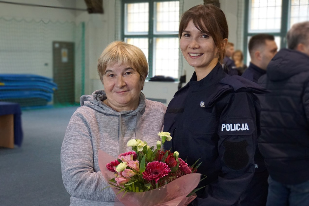 Ślubująca policjantka z rodziną