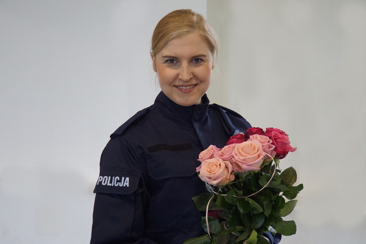 Policjantka z bukietem kwiatów