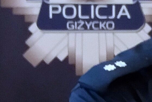 Pagon podkomisarza oraz napisy Policja Giżycko