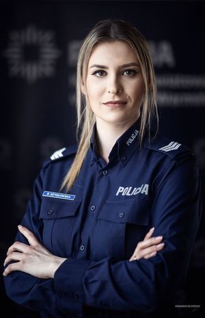 Portret policjantki w mundurze