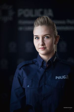 Portret policjantki w mundurze