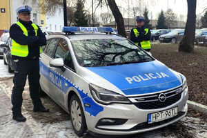 Mł. asp. Janusz Metera st. post. Karol Wróblewski stojący przy radiowozie