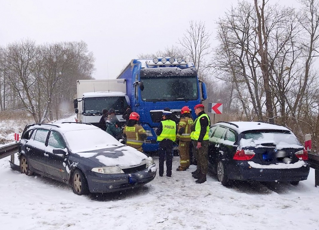 4 pojazdy biorące udział w zdarzeniu drogowym i służby ratownicze