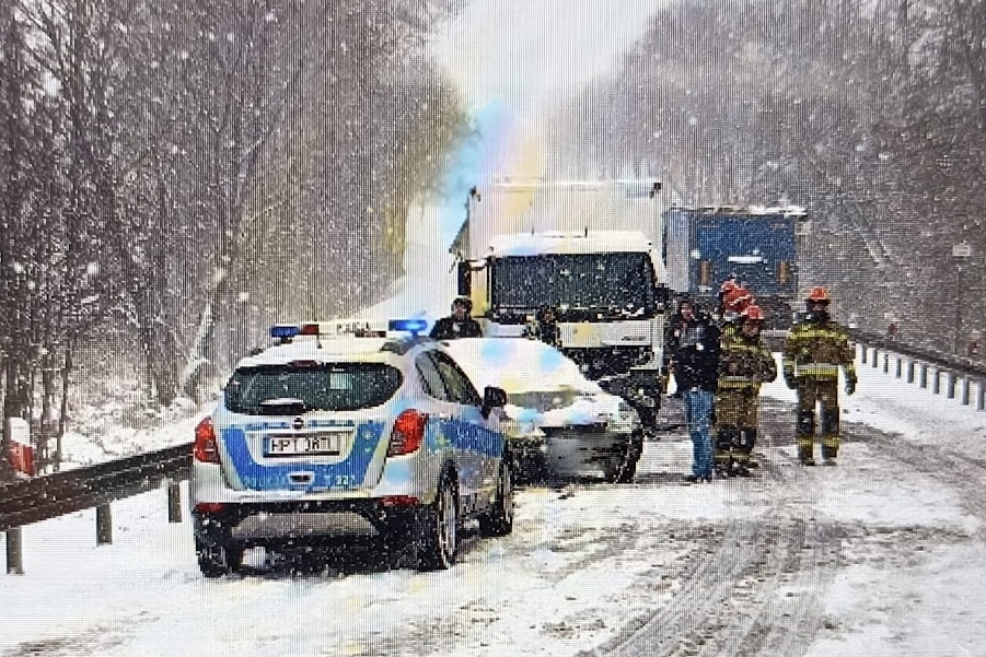 3 pojazdy rozbite stojące na drodze, radiowóz i służby ratownicze