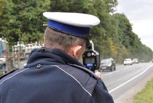 policjant mierzy prędkość