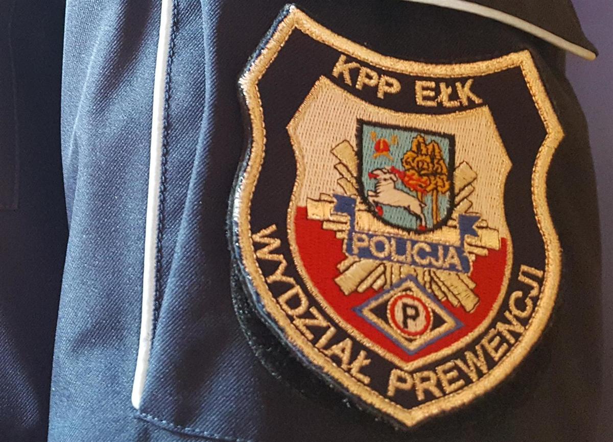 Naszywka z napisem i logo Komendy Powiatowej Policji w Ełku na policyjnej kurtce