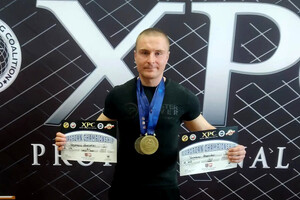 st. sierż. Przemysław Kawczyński z medalem i dyplomami