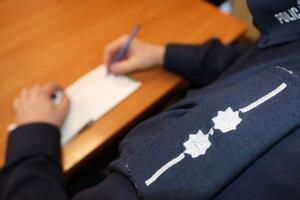 Policjant wypisujący mandat karny