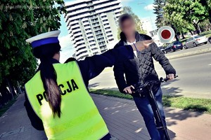 Policjantka zatrzymuje na drodze kierującego hulajnogą