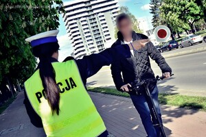 Policjantka zatrzymuje na drodze kierującego hulajnogą