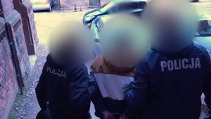 zatrzymany prowadzony przez policjantów