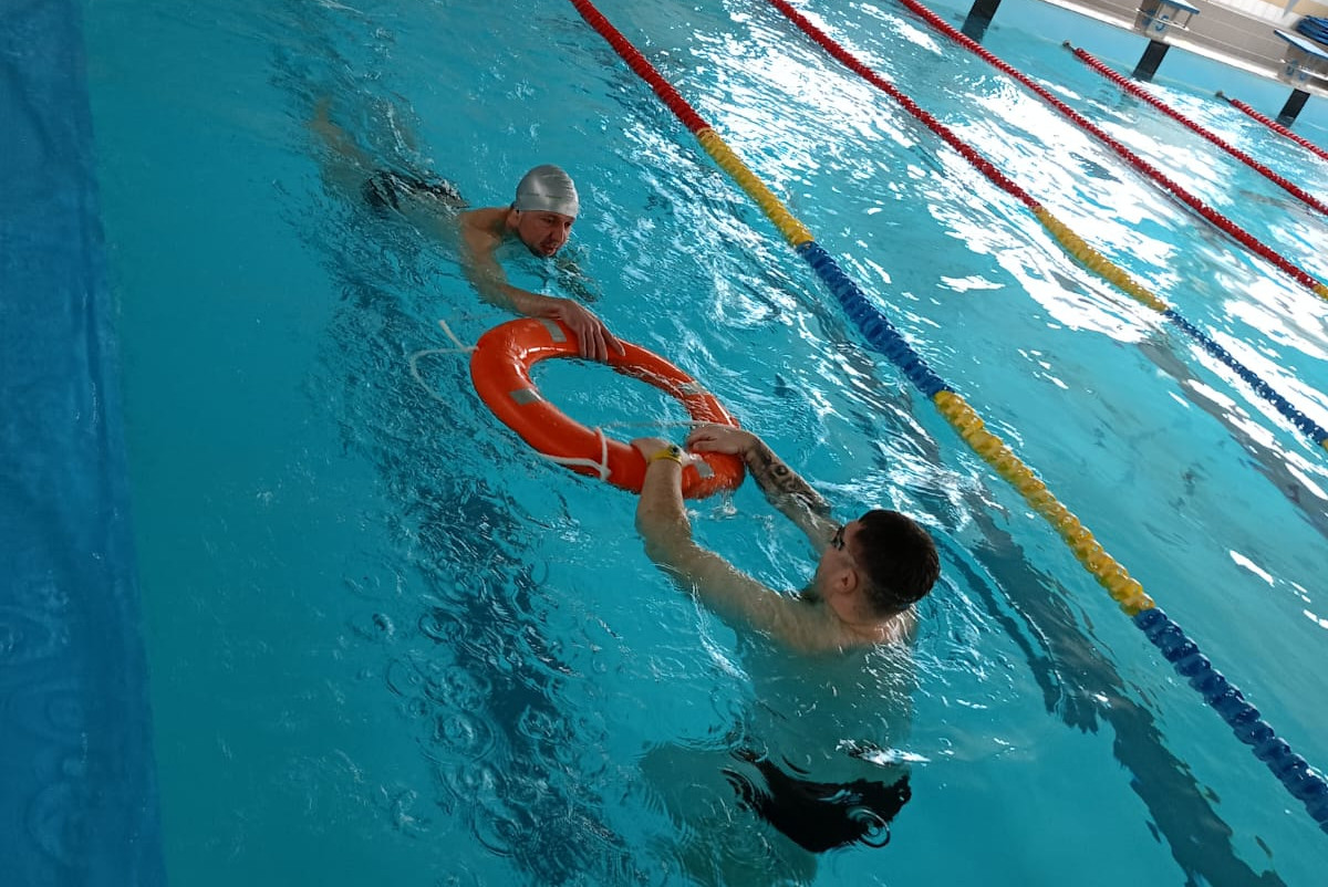 Uczestnicy szkolenia podczas ćwiczeń w basenie
