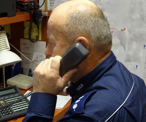 dyżurny policji rozmawia przez telefon