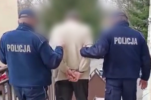 Zatrzymany mężczyzna prowadzony przez policjantów