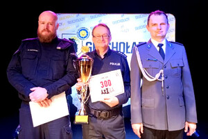 nadkom. Andrzej Plesiuk z pucharem w ręku