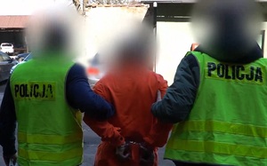 zatrzymany mężczyzna prowadzony przez policjantów