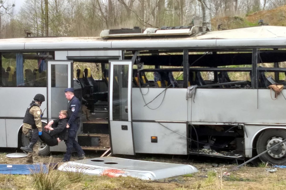 Uszkodzony autobus po wybuchu i wynoszenie rannych przez służby ratunkowe