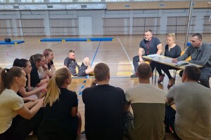 Uczestnicy spotkania zgromadzeni na sali gimnastycznej