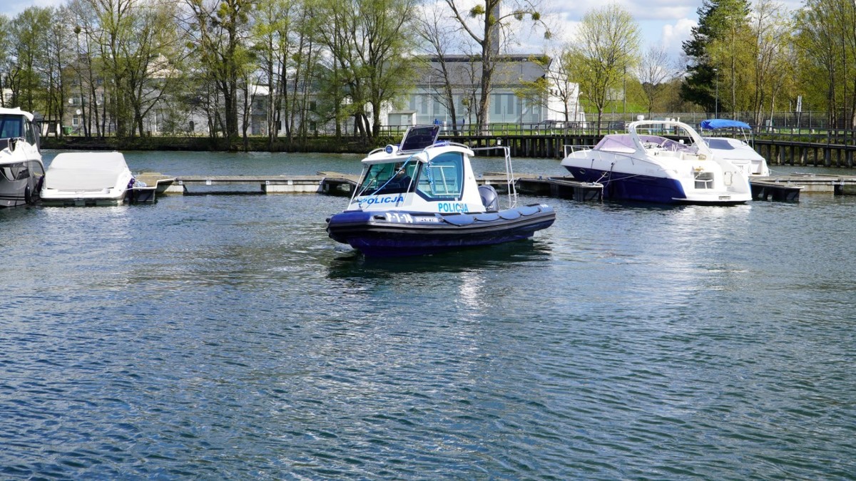 Policyjna łódź Komendy Miejskiej Policji w Olsztynie