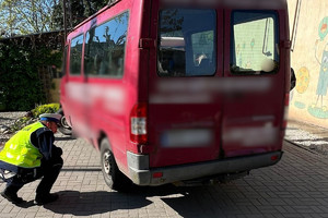 Policjant podczas kontroli autobusu