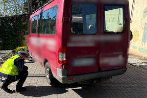 Policjant podczas kontroli autobusu
