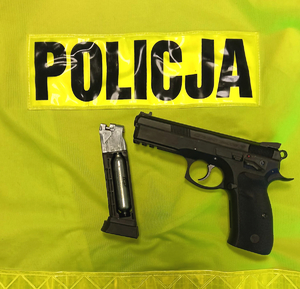 Wiatrówka zabezpieczona przez policjantów