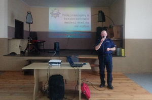 uczestnicy spotkania oraz funkcjonariusz prowadzący spotkanie