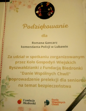 uczestnicy spotkania oraz funkcjonariusz prowadzący spotkanie