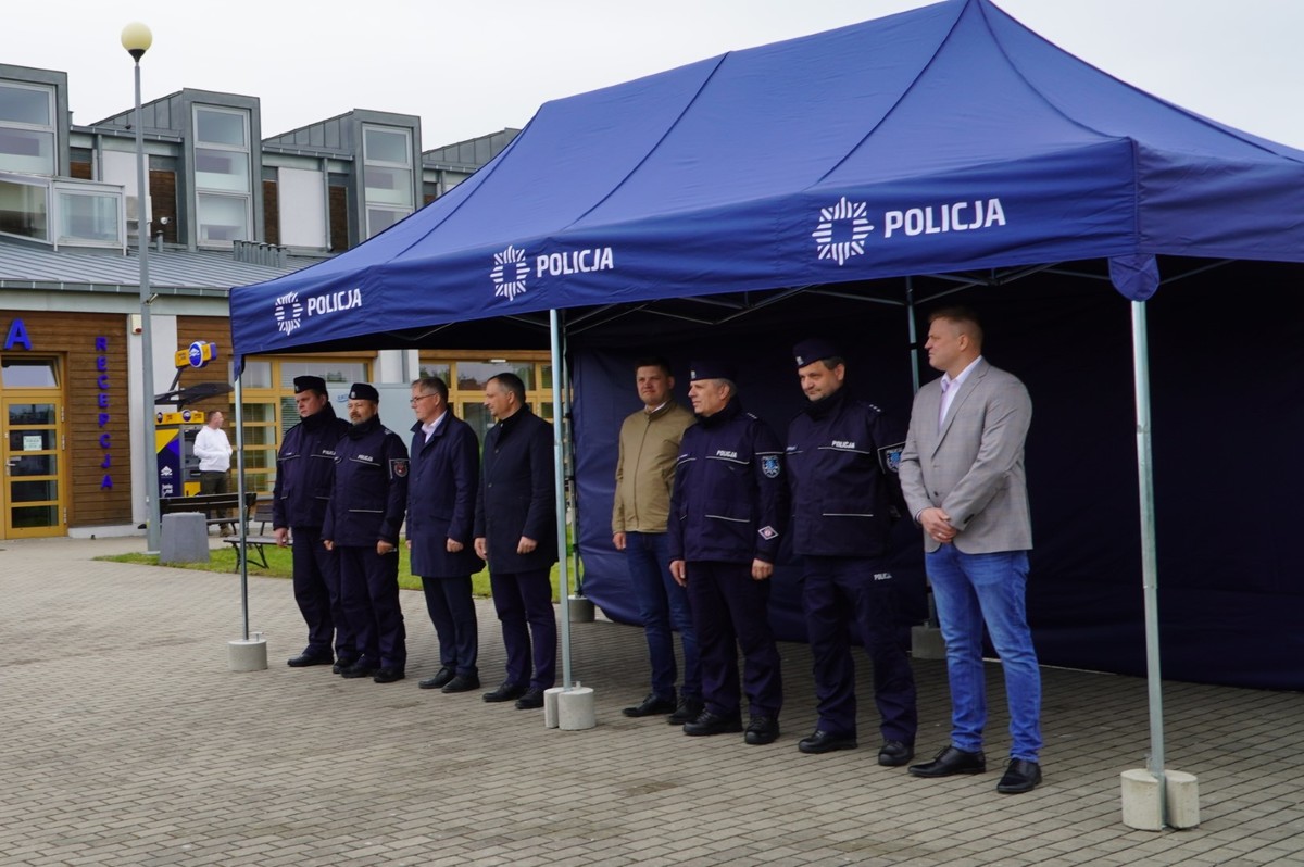 Funkcjonariusze podczas przekazania sprzętu