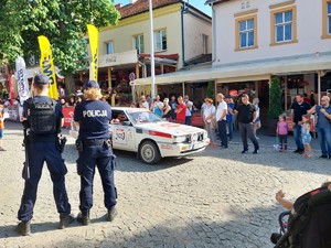 policjanci podczas zabezpieczania rajdu