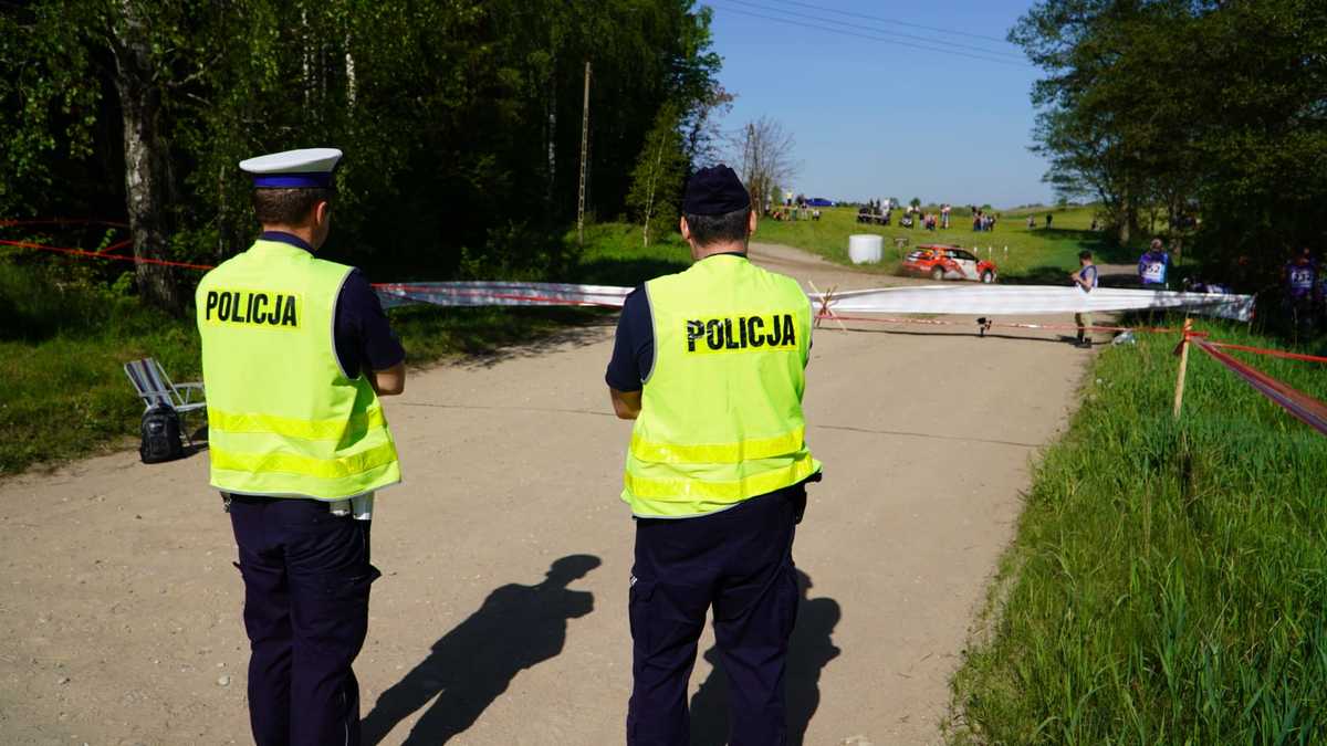 Policjanci podczas zabezpieczenia rajdu polski