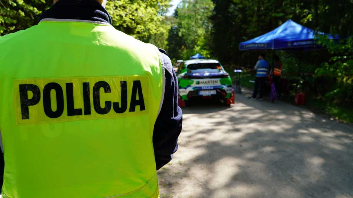 Policjanci podczas zabezpieczenia rajdu polski