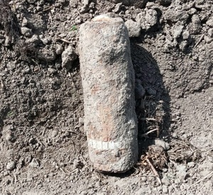 Niewybuch ujawniony podczas prac polowych w Sarnowie