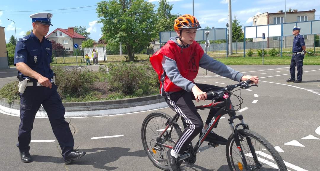 Uczestnik turnieju podczas konkurencji na rowerze