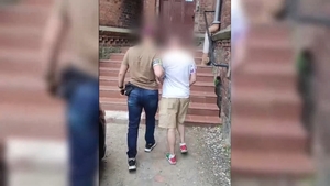 Zatrzymany prowadzony przez policjanta