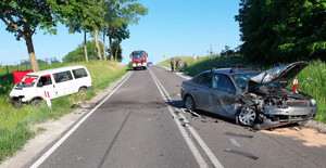 rozbite dwa pojazdy w tle wóz strażacki