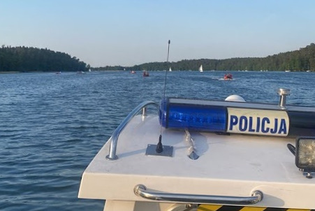 Widok na jezioro z policyjnej łodzi