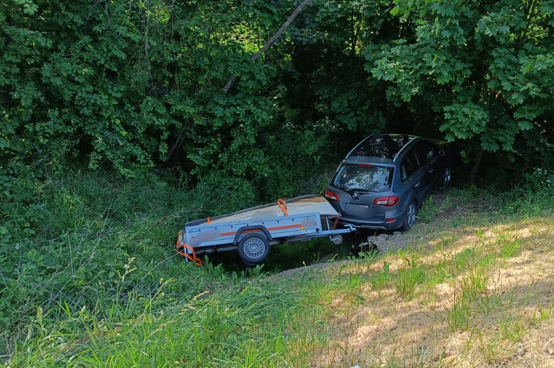 Samochód z przyczepką w zaroślach