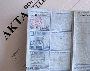 Teczka z aktami i dowód rejestracyjny