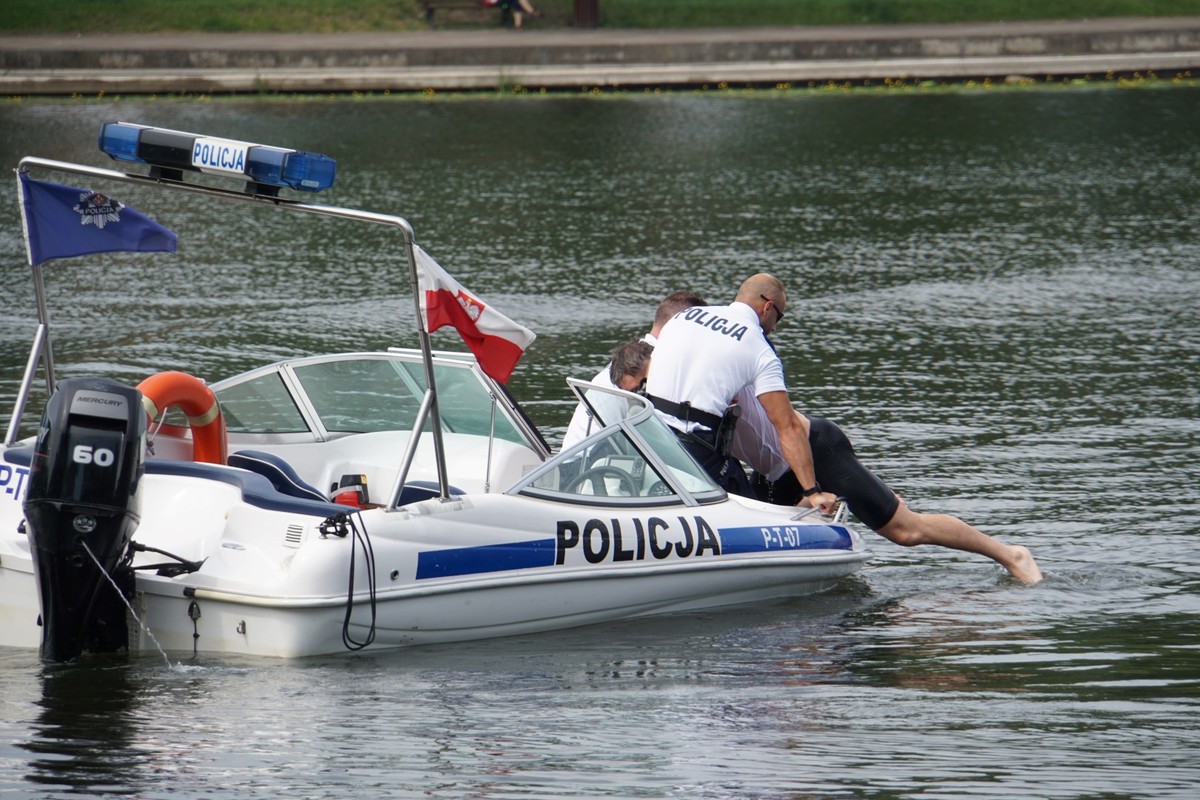 Policyjna łódka, a na niej policjanci oraz pozorant