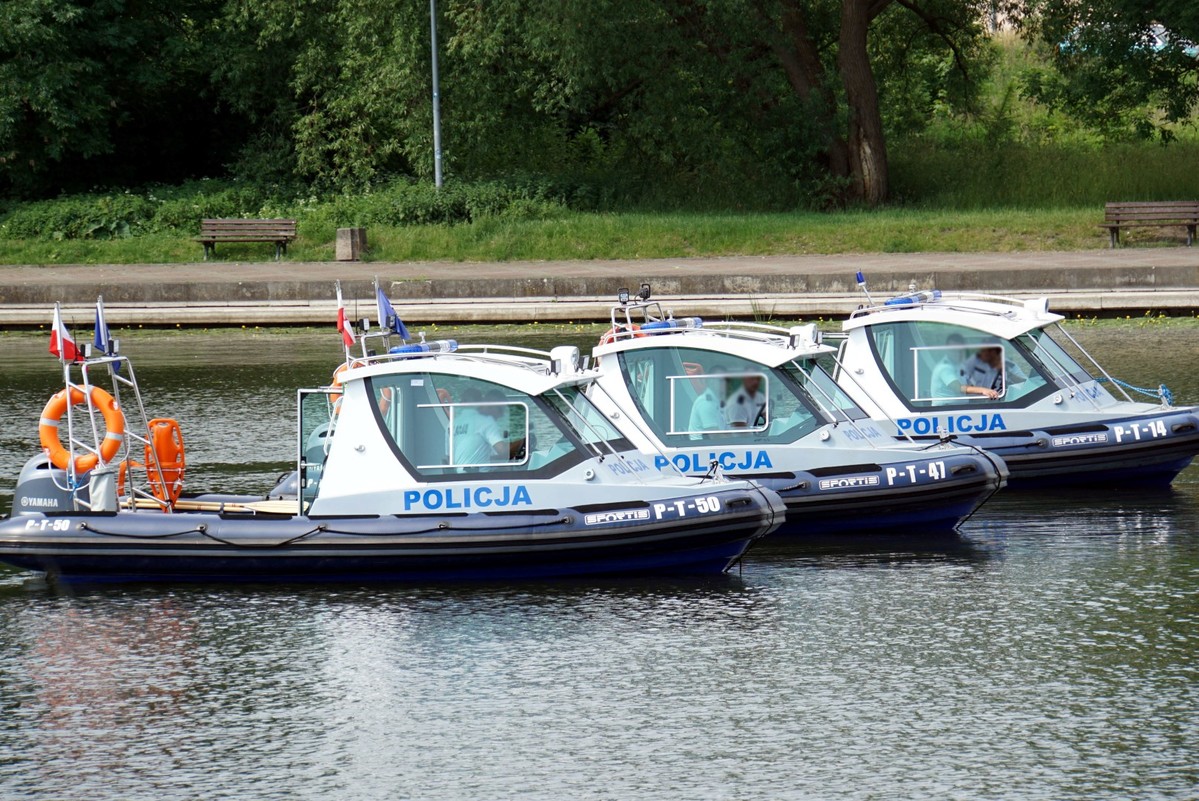Policyjne łódki na wodzie