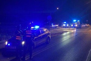 Policjanci podczas kontroli pojazdów